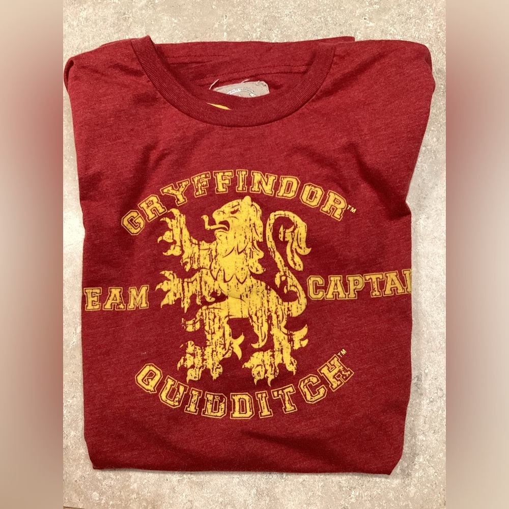 Harry Potter The Wizarding World Gryffindor quidditch tshirt Large